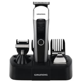 Ein silberner Trimmer von Grundig in einer schwarzen Ladestation, umgeben von verschiedenen Aufsätzen für vielseitiges Haarstyling.