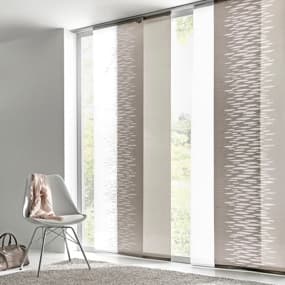 Ein heller Raum mit großen Fenstern, die mit modernen, gestreiften Schiebevorhängen in sanften Beige- und Grautönen dekoriert sind. Vor den Fenstern steht ein eleganter Stuhl. Der Boden ist mit einem gemütlichen Teppich bedeckt.
