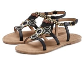 Ein Paar schwarze Sandalen mit kunstvollen, glitzernden Verzierungen und einem offenen Design. Die Riemen sind elegant gestaltet und bieten einen bequemen Halt. Die Sohle ist aus hellem Material und sorgt für einen lässigen, sommerlichen Look.