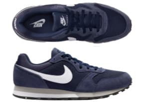 Ein Paar dunkelblaue Sneakers von Nike mit einem klassischen Design. Die Schuhe bestehen aus einem Mix aus Textil und Wildleder und haben einen weißen Swoosh. Sie sind ideal für sportliche Aktivitäten und lässige Outfits.
