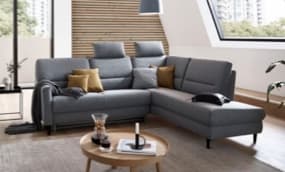 Wohnzimmer mit Dachschräge