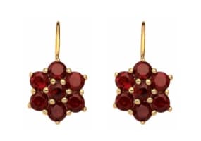 Schmuck mit roten Edelsteinen