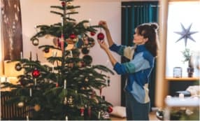 Weihnachtsbaum schmücken
