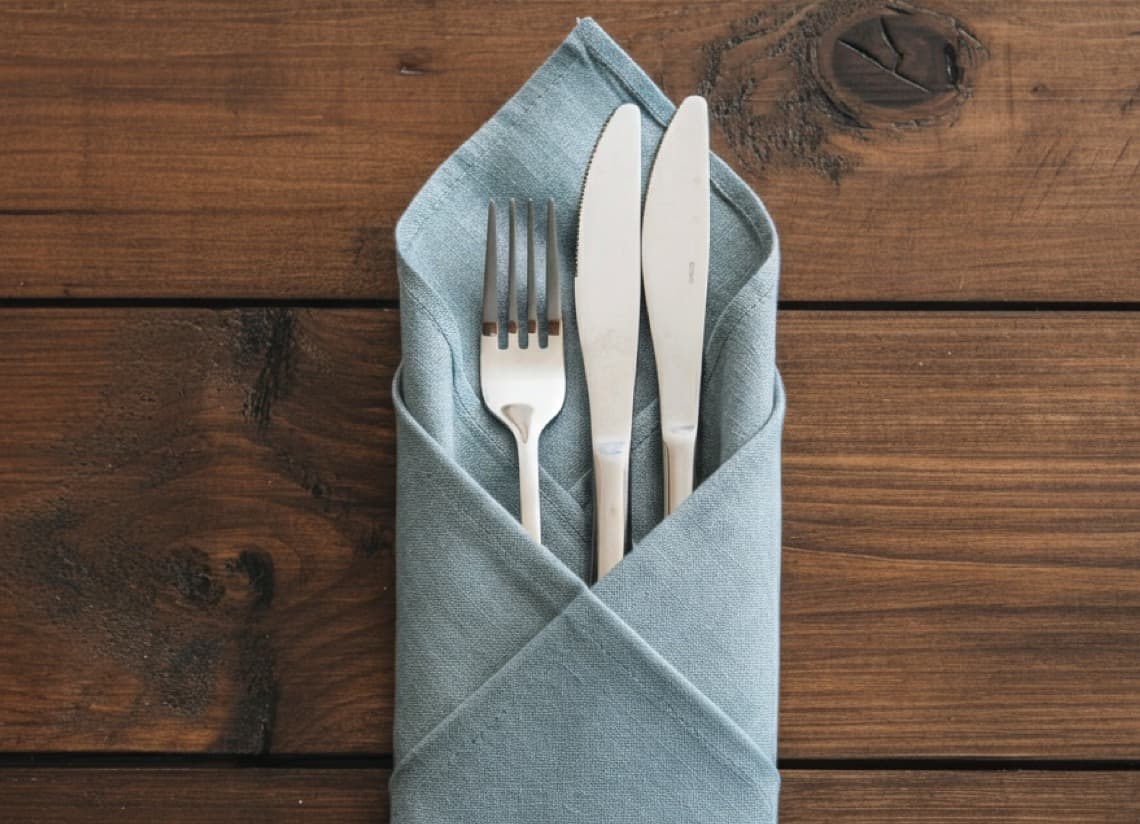 Bestecktaschen aus Servietten ▷ falten und rollen