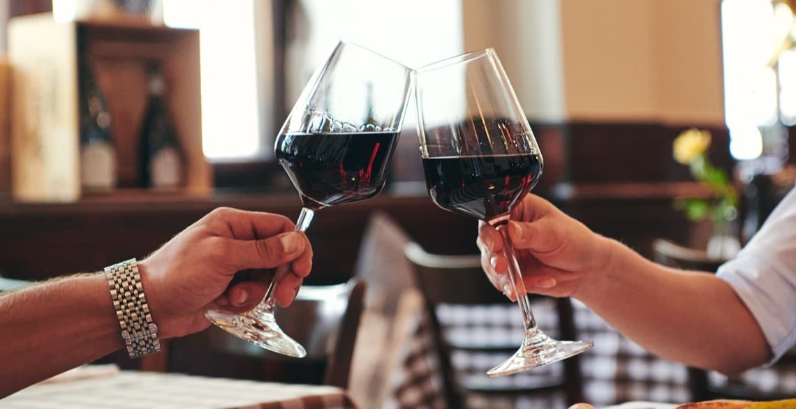 Wein- und Wassergläser: Am Stiel oder Kelch halten