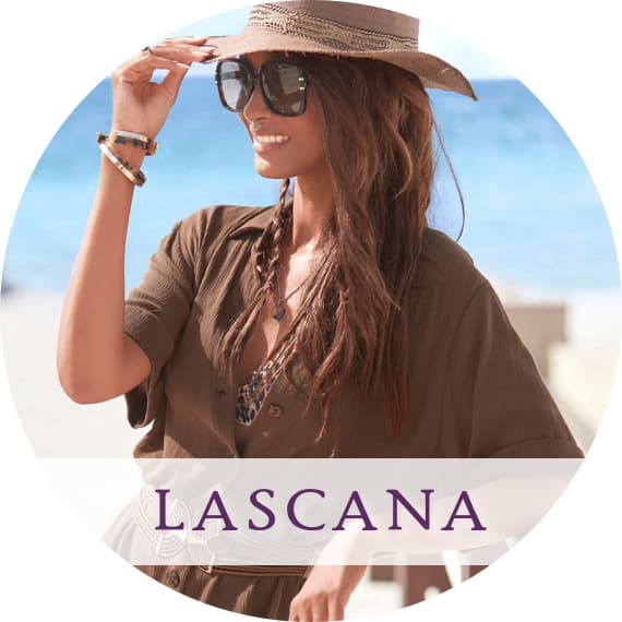 LASCANA – Frau mit langen Haaren und Sonnenbrille trägt braune Longbluse