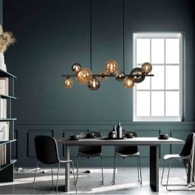 Modernes Esszimmer mit stilvoller Pendelleuchte und elegantem Esstisch, umgeben von dunklen Wänden und Regalen.