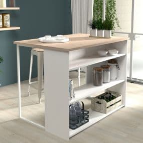 Moderner Küchentisch mit Regalen, weiß und holzfarben, in hellem Raum mit Pflanzen und Geschirr