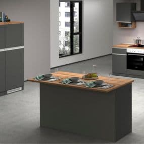 Moderne Küche mit grauen Schränken und Holzarbeitsplatte, gedeckter Esstisch, Fenster im Hintergrund