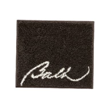 Dunkler quadratischer Teppich mit weißer, geschwungener Schrift „Bath“ in der unteren Ecke