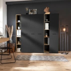 Moderner Kleiderschrank in Schwarz mit offenen Regalen, daneben ein Schreibtisch und eine Stehlampe in stilvollem Raum.