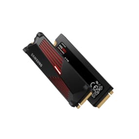 Zwei Samsung SSDs in schwarzem und rotem Design, übereinander gestapelt.