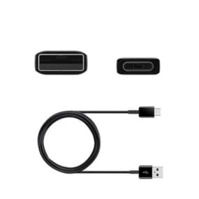 Schwarzes USB-C-Kabel und Adapter, Draufsicht auf beide Enden und Kabel in Kreisform.