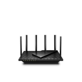 Schwarzer WLAN-Router mit sechs Antennen und mehreren LED-Anzeigen vorne auf weißem Hintergrund