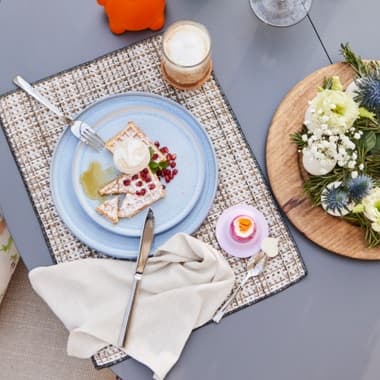Blick von oben auf einen gedeckten Oster-Tisch mit Brunch