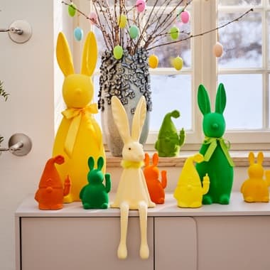 Bunte Hasenfiguren als Fensterdekoration
