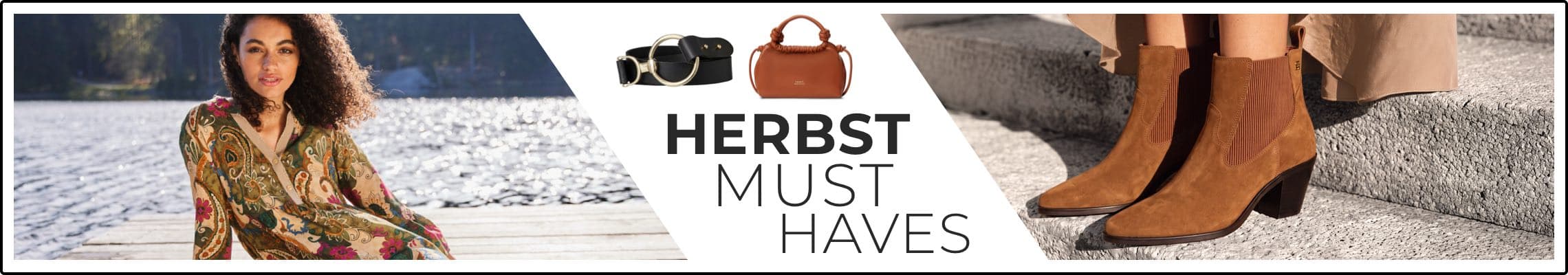 HERBST MUST HAVES – Frau im gemusterten Kleid am See, daneben Gürtel, Tasche und braune Stiefeletten auf Steintreppe