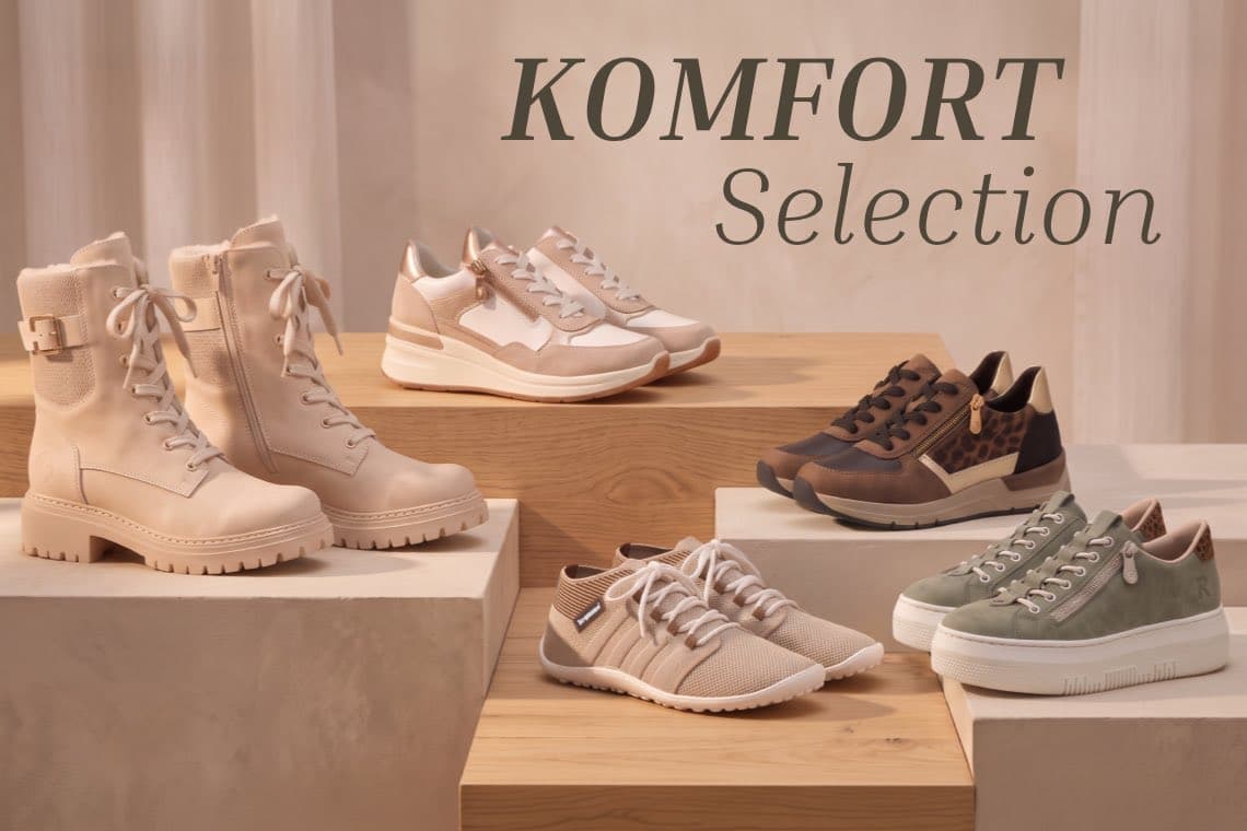 KOMFORT Selection – verschiedene Damenstiefel und Sneaker in Beige, Braun und Grün auf Podesten arrangiert
