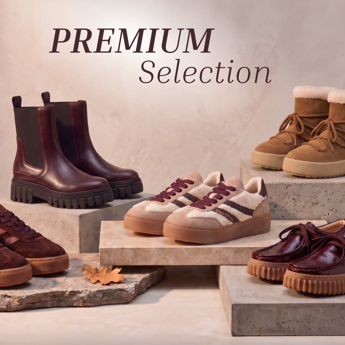 PREMIUM Selection – herbstliche Auswahl aus Stiefeln, Sneakern und Halbschuhen auf Podesten arrangiert