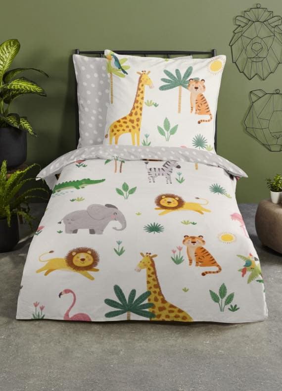 Bettwäsche mit Safari-Tieren – Giraffen, Löwen, Tiger, Elefant und Krokodil auf hellem Bezug vor grüner Wand