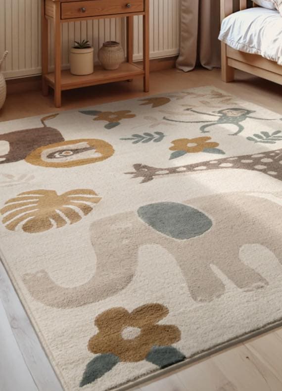Kinderzimmer mit rechteckigem Teppich, darauf Elefant, Giraffe, Löwe, Affe, Blätter und Blumen in sanften Farben