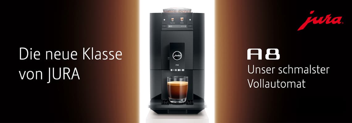Die neue Klasse von JURA – A8, unser schmalster Vollautomat, mit Glas Espresso vor dem schwarzen Kaffeevollautomaten