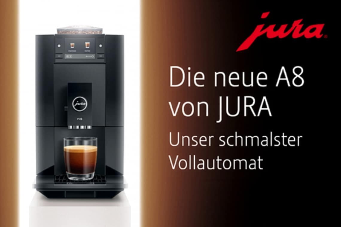 Die neue A8 von JURA – unser schmalster Vollautomat, daneben Maschine mit Glas Kaffee auf hellem Sockel