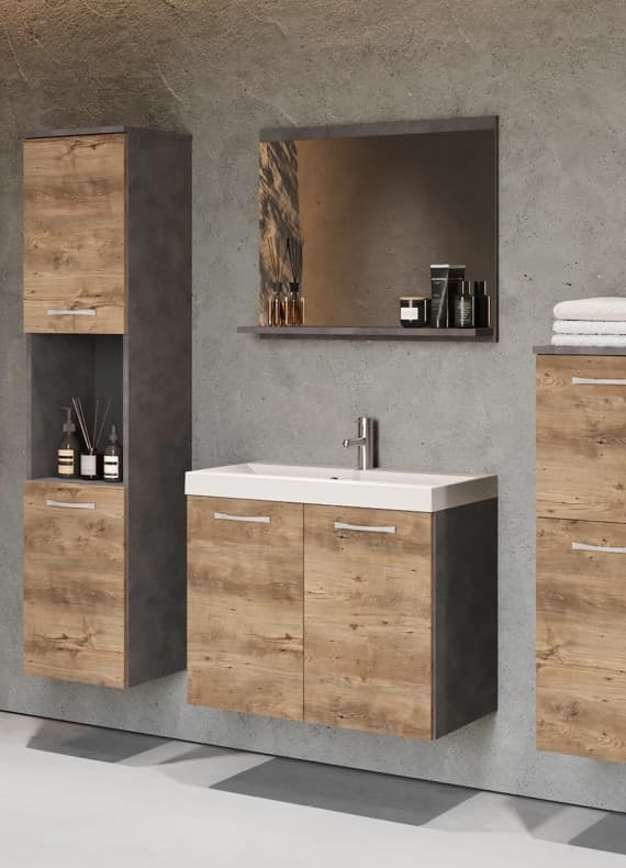 Badmöbel-Set mit Waschbecken, Spiegel und Hängeschränken in Holzoptik vor grauer Wand, dekoriert mit Flaschen und Handtüchern