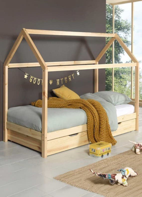 GOOD NIGHT Girlande über Hausbett für Kinder mit grauer Bettwäsche, gelber Decke und Spielzeug auf dem Boden