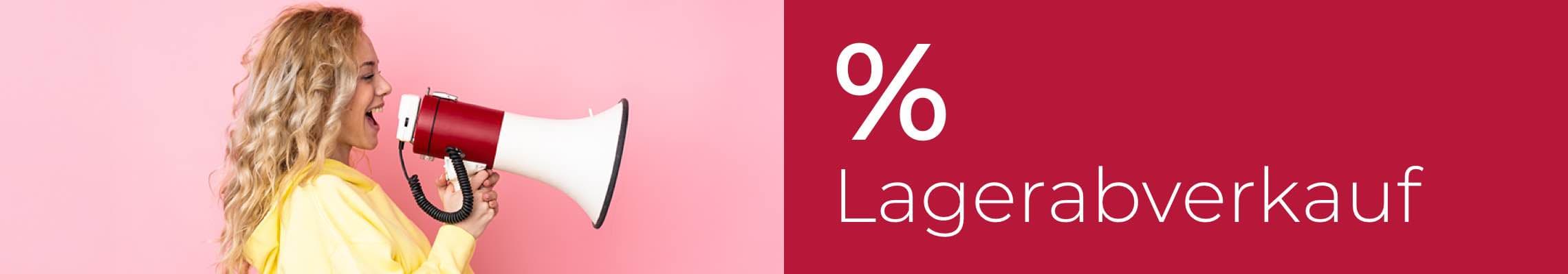 % Lagerabverkauf – Frau mit lockigen Haaren ruft in ein Megafon vor rosa Hintergrund