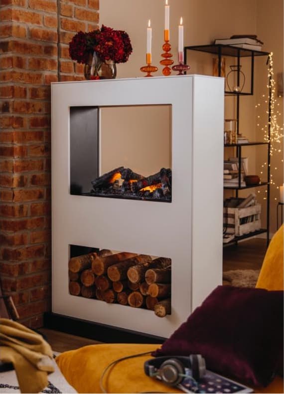 Moderner Kamin mit sichtbarem Feuer und Holzfach, daneben Wohnzimmer mit Regal und Lichterkette