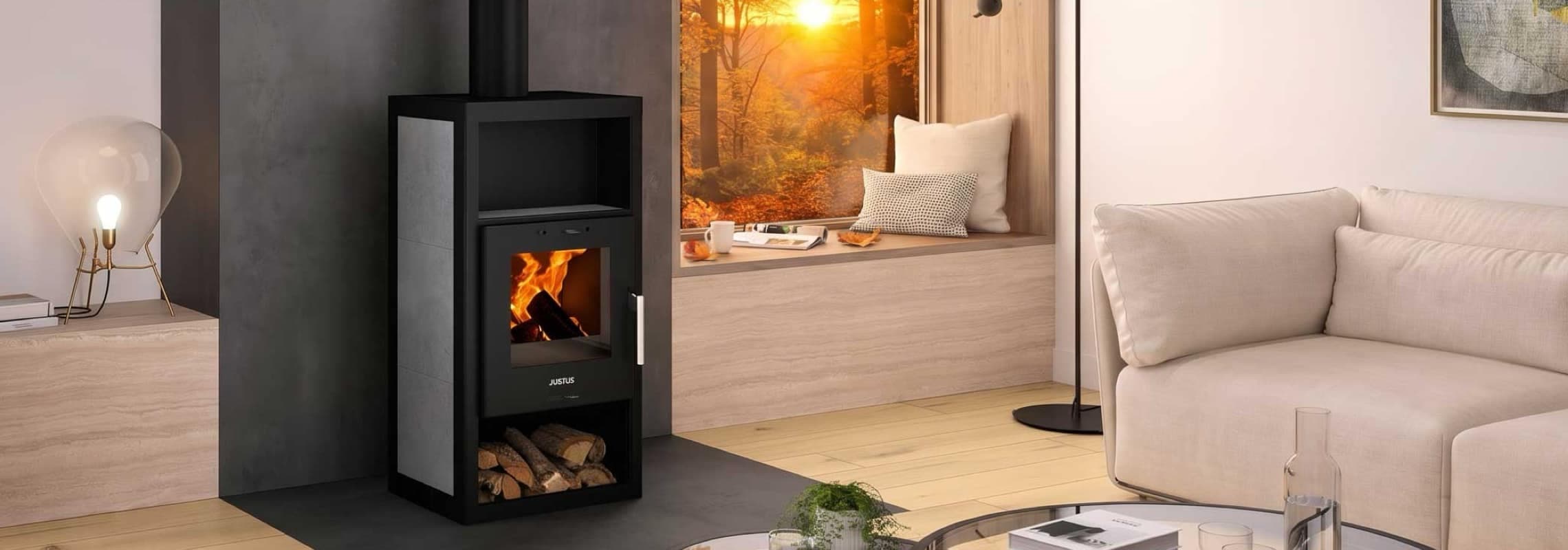 Kaminofen mit sichtbarem Feuer, darunter Holzlager, daneben Fensterbank mit Kissen und hellem Sofa im Wohnzimmer