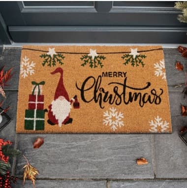 Merry Christmas – Fußmatte mit Weihnachtswichtel, Geschenken, Schneeflocken und Lichterkette vor einer Haustür