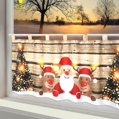 Weihnachtliche Fensterdeko mit Santa und zwei Rentieren vor Holzhintergrund, links und rechts beleuchtete Tannenbäume