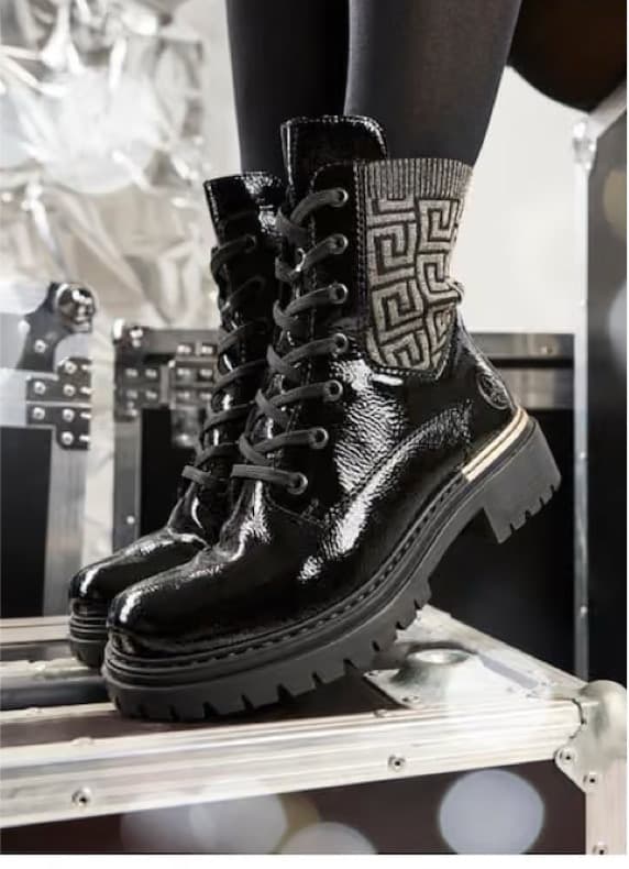Schwarze Schnür-Boots mit dicker Profilsohle und hohem Schaft mit grafischem Muster am Knöchel