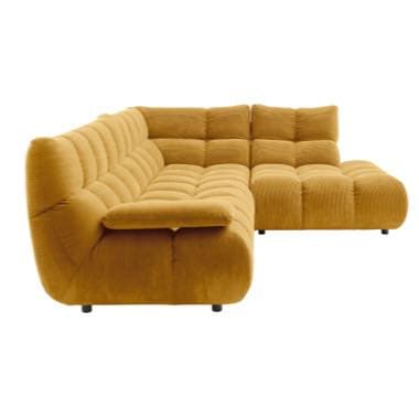 Gelbes Ecksofa mit breiten Sitzflächen und gesteppten Polstern, niedrige Rückenlehnen und kurze schwarze Füße