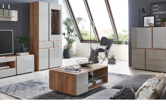 Wohnzimmer mit Dachschräge