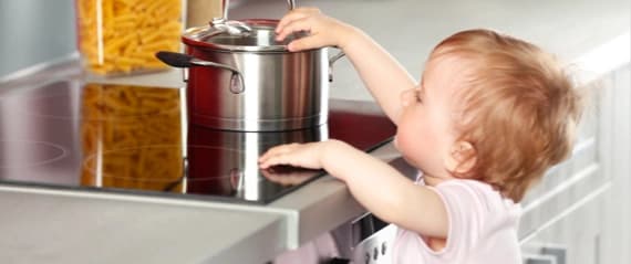 Wie mache ich Kochfeld und Backofen kindersicher?