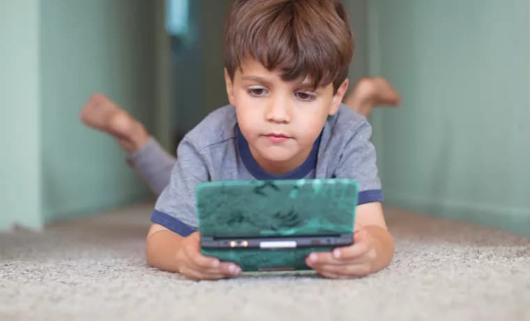 Spielspaß mit Mini- und Handheld-Spielekonsolen