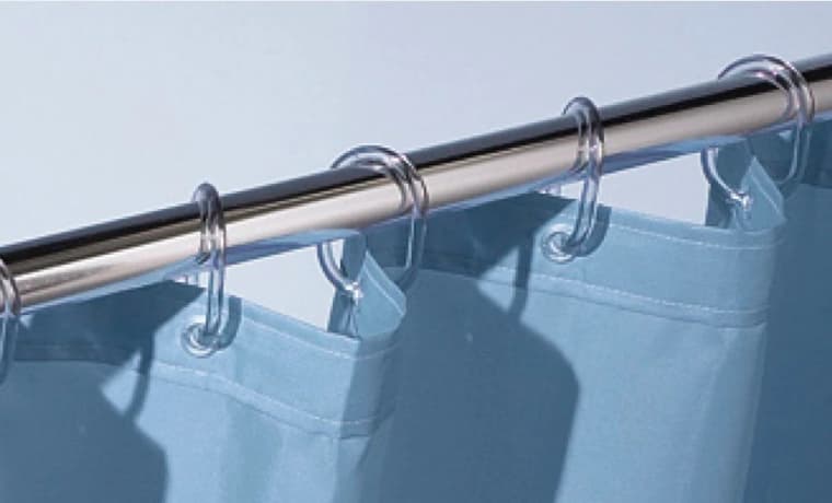 Wie lässt sich ein Duschvorhang befestigen?