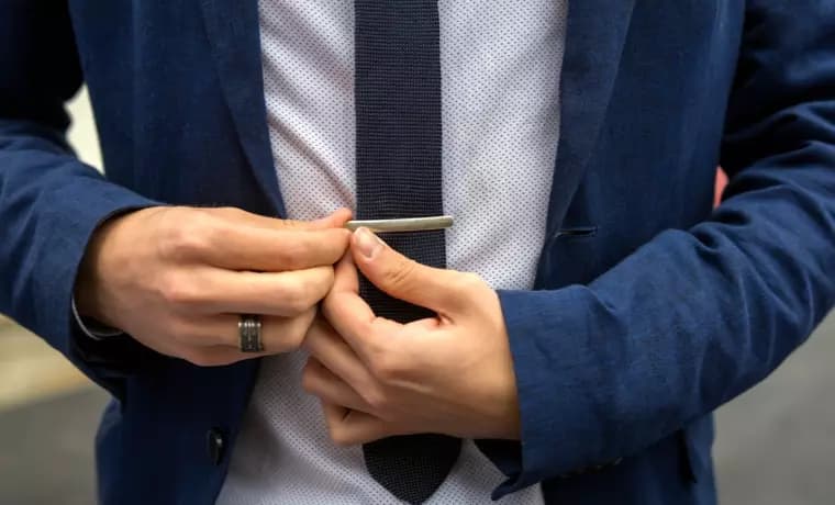 Krawattennadel: Höhe & Funktion