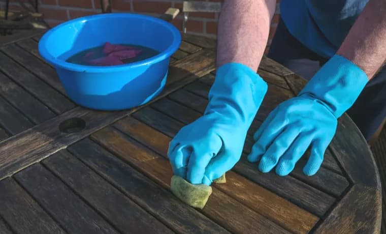 Gartenmöbel reinigen