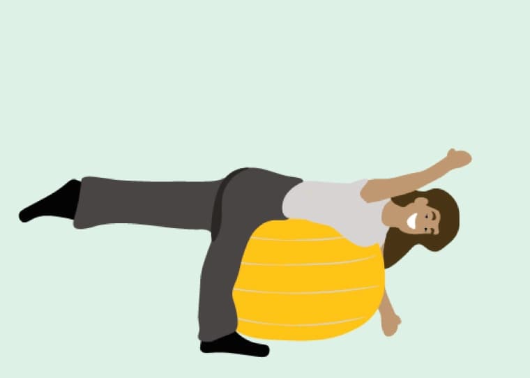 Übung 2: Mit Gymnastikball den Rücken im Büro stärken