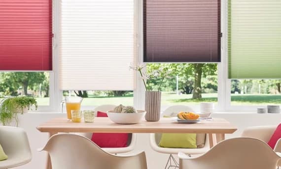 Plissees und Rollos anbringen