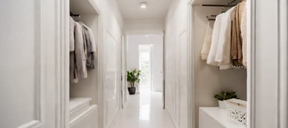 Ankleidezimmer: Schmalen Raum optimal nutzen