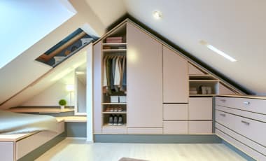 Ankleidezimmer mit Dachschräge