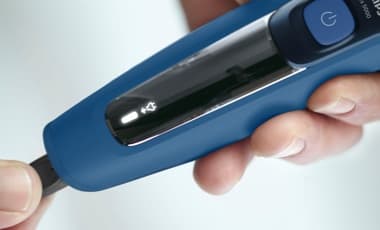 Älterer elektrischer Rasierers mit blauem Gehäuse.