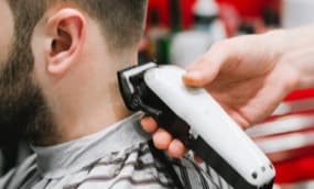 Haare schneiden mit dem Rasierer