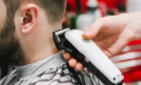 Haare schneiden mit dem Rasierer