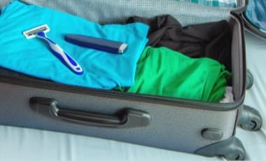 Rasierer im Handgepäck ▷ Tipps für die Reise